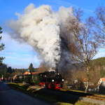 Ausfahrt von 99 5901 mit IG HSB-Sonderzug 1 am 06.02.2016 aus dem Haltepunkt Sorge. Wir sehen diesen Zug heute zum letzten Mal, da er für die Sonderfahrt am nächsten Tag vorgesehen ist und deshalb von Benneckenstein über Eisfelder Talmühle weiter nach Gernrode fahren wird. Die Fahrt am nächsten Tag geht dann von Quedlinburg nach Eisfelder Talmühle und zurück. Sämtliche Fahrgäste des heutigen Tages werden von 99 6001 mit Sonderzug 2 von Benneckenstein zurück nach Wernigerode gebracht. (Bild 2)