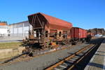 Während 99 222 am 06.02.2016 im Bahnhof Benneckenstein dabei ist, den Begleitwagen auf das Nachbargleis zu rangieren, präsentiert sich der Fotogüterzug der HSB für wenige Minuten