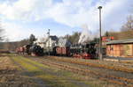 Bahnhof Elend am Nachmittag des 06.02.2016. Die beiden Züge, die sich gerade hier aufhalten, sind beides Sonderzüge der IG HSB auf der Rückfahrt von Benneckenstein nach Wernigerode. Der Personenzug wird gleich zuerst ausfahren, danach folgt dann der Güterzug. Im Bahnhof Drei Annen Hohne trifft man sich, dann zum letzten Mal an diesem Tag, wieder.