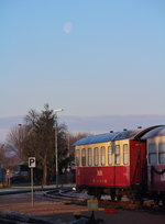 Wohl mein letztes Bild für dieses Jahr. Es zeigt den Buffet-Wagen, welcher mit drei weiteren Wagen gerade für die bevorstehende Sonderfahrt des  Freundeskreis Selketalbahn e.V.  weihnachtlich geschmückt wird. Darüber scheint noch der Mond.

Gernrode, 17. Dezember 2016


