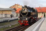 Während der IG HSB-Sonderzug nach der Rückkehr nach Wernigerode am Nachmittag des 06.02.2016 für die dritte Fahrt am nächsten Tag im Bahnhof verbleibt, ist 99 6001 bereits auf der