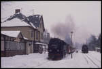 Drei Annen Hohne am 14.2.1990 gegen 11.45 Uhr:
Rechts wartet 997241 solo auf die Ausfahrt nach Wernigerode. Links am Hausbahnsteig steht 997247 mit dem P nach Benneckenstein.