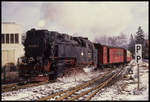 997235 fährt hier am 14.2.1990 um 11.16 Uhr mit einem Personenzug in den Oberharz in den Stadtteil Wernigerode Hasserode ein.