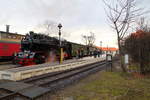 Soeben hat 99 6001 am Vormittag des 07.02.2016 auf Gleis 33 im HSB-Bahnhof in Wernigerode an ihren IG HSB-Sonderzug angekuppelt, mit welchem sie wenige Minuten später nach Eisfelder Talmühle