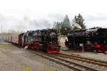 99 7245 mit P 8920 (Nordhausen Nord-Brocken) am 07.02.2016 bei der Einfahrt in den Bahnhof Benneckenstein. (Bild 2) Auf dem Nachbargleis wartet derweil 99 6001 mit ihrem IG HSB-Sonderzug auf die Freigabe zur Ausfahrt nach Eisfelder Talmühle.