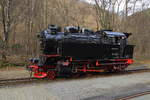 99 6001 am 07.02.2016 auf Umsetzfahrt im Bahnhof Eisfelder Talmühle. Wenig später wird sie ihren IG HSB-Sonderzug zurück nach Wernigerode bringen. (Bild 2) Offenbar bester Laune ist man im Führerstand der Lok! ;-)