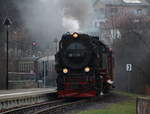 99 7235-7 erreicht mit dem P8931 (Wernigerode - Brocken) die Station Wernigerode Hochschule Harz. Die Hochschule Harz ist  die einzige Hochschule in Deutschland mit einem Dampfbahnanschluss , so tönt es immer aus den Lautsprechern im Zug.

Wernigerode Hochschule Harz, 18. Dezember 2016