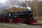 Ausfahrt von 99 7239 mit P8965 (Gernrode-Hasselfelde) am 07.02.2016 aus dem Bahnhof Alexisbad. (Bild 5)