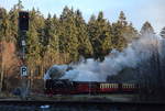 Als P8931 (Wernigerode - Brocken) mit 99 7235-7 den Bahnhof Drei Annen Hohne verlässt, liegt die Strecke noch im Schatten, während die Bäume schon in der Sonne stehen.