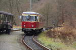 Triebwagen 187 011 als P8955 (Gernrode-Alexisbad) brummelt am 07.02.2016 nach kurzem Stop langsam aus dem Haltepunkt Mägdesprung, was von einigen Fahrgästen des links stehenden IG HSB-Sonderzug gewissenhaft festgehalten wird!