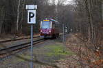 Schuß aus der Hecke! Eingekeilt von zahlreichen anderen Fotografen, bot sich mir am späten Nachmittag des 07.02.2016, bei der Einfahrt von Triebwagen 187 016 (P8937 Quedlinburg-Hasselfelde) in den Haltepunkt Sternhaus-Ramberg, nur diese Perspektive, welche m.E. aber auch nicht so ganz unattraktiv ist! ;-)