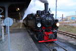 Nach erfolgtem Wasserfassen steht 99 5901 am Abend des 07.02.2016 im Bahnhof Quedlinburg nun bereit, um ihren historischen Wagenzug, welcher die letzten drei Tage im Sonderzugeinsatz für die IG