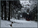 Mit kräftiger Dampfentwicklung beschleunigt 99 7232-4 den Traditionszug der Harzer Schmalspurbahnen durch den winterlichen Hochharz bei Schierke in Richtung Brocken. Am Zugschluss hilft noch 99 5901 mit. (11.02.2017)