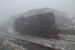 Portrait von 99 7235. Gerade hat sie den ersten Zug des Tages P8931 (Wernigerode - Brocken) hinauf auf den Brocken gebracht.

Brocken, 18. Dezember 2016