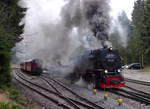 99 236 mit P8933 (wernigerode - Brocken) bei der Ausfahrt aus dem Bahnhof Schierke. Links steht P8940 (Brocken - Drei Annen Hohne) mit 99 7240, welcher dann noch die Kreuzung mit P8925 abwarten muss.

Schierke, 23. Dezember 2015