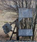 Schade, hier rostet  ein typisches Signalspannwerk im Schatten eines Busches im Haltepunkt  Friedewald Bad vor sich hin.