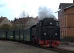 Leicht versptet luft ein Zug der Lnitzgrundbahn in den Haltepunkt  Friedewald Bad ein.