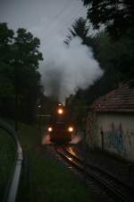 Etwas schneller ist man mit dem Auto doch, so da der Fotograf den ersten Zug nach Radeburg gegen 05:07 Uhr kurz nach dem Haltepunkt Lnitzgrund noch ablichten kann, leider bleibt es beim