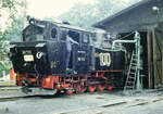 16. September 1984: Feier  100 Jahre Schmalspurbahn Radebeul - Radeburg . Vor dem Lokschuppen im Bahnhof Radeburg wird die sä VIK 99 713 (1927 Hartmann) für die Rückfahrt mit dem Sonderzug restauriert.