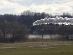 Der Sonnabendfrühzug  nach Moritzburg  auf dem Damm über den Dippelsdorfer Teich.
20.03.2021 08:51 Uhr. Teleblick.