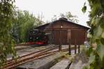 Hier ist die (Bahn)-Welt noch in Ordnung! Kleinbahn-Idylle in Sachsen! Das Bild zeigt 99 1777 am 31.08.2012 beim Wasserfassen am Lokschuppen in Radeburg.