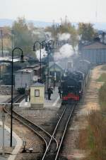 Whrendessen auf der Normalspur der Regelzugverkehr ruht, herrscht auf der Schmalspur reger Betrieb. Ein Planzug steht abfahrbereit rechts , ein Sonderzug ist links eingefahren.25.10.2013 14:29 Uhr.