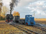 Mansfelder Bergwerksbahn, Güterzugtag 2017. Die Lokomotiven  Nr.20 und Nr.33 mit Sonderzüge  in Erwartung der Abfahrt vom Bahnhof Zirkelschacht am 22. Oktober 2017.