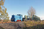 Mansfelder Bergwerksbahn, Güterzugtag 2017.  Scheinanfahrt von  V10C Nr. 33 mit dem GmP zwischen Bahnhöfe Siersleben und Hettstedt Kupferkammerhütte Pbf am 22. Oktober 2017.