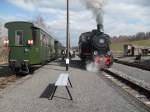 Anlsslich einer feierlichen Enthllung der neuen Stationsschilder im Bahnhof Hettstedt Kkh sehen wir hier Lok 20 wie sie am 12.04.2013 den aus siersleben gekommenen Sonderzug in Hettstedt Kkh.