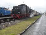 Am frhen Nachmittag des 12.04.2013 steht ein Sonderzug fr geladene Gste bespannt mit Lok 20 in Benndorf zur Abfahrt nach Hettstedt, wo die feierliche Enthllung der Stationsschilder statt fand