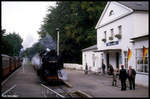 Zugkreuzung am 3.10.1991 gegen 8.40 Uhr im Bahnhof Heiligendamm. Vorn zu sehen ist 992322 mit ihrem P nach Bad Doberan.