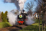 99 2324-4 Mit viel Dampf beschleunigt die Lok nach der Ausfahrt aus dem Bahnhof Kühlungsborn West - 18.04.2022