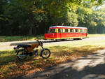 Der Borkumer  Wismarer Schienenbus  ist im September/Oktober 2023 bei der Molli in Kühlungsborn/Bad Doberan zu Gast. Der Gegenbesuch einer Molli-Dampflok erfolgte bereits 2019 auf Borkum.

Hier ist der T1 am 23.09.2023 an der Station  Rennbahn , wartend auf eine Zugkreuzung, mit einer Simson S50 im Vordergrund zu sehen.

Kühlungsborn, der 23.09.2023