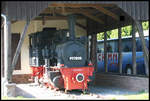 Unter Dach und damit gut vor schlechtem Wetter geschützt steht hier am 3.7.2006 die ehemalige Streckenlok der Schmalspurbahn Mosbach - Mudau am alten Bahnhof in Mudau. Die alte Bahnstrecke ist heute zu größten Teilen ein Rad- und Wanderweg und heißt daher auch Wanderbahn!