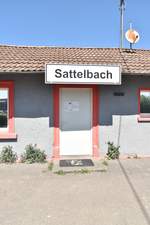 Am ehemaligen Haltepunkt Sattelbach an der ehemaligen Kbs 321f Mosbach - Mudau der heute ein Jugendhaus ist prankt das Stationsschild.22.4.2020