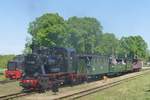 5. Mai 2018, Eisenbahnfest beim  Pollo , der Museumsbahn Lindenberg - Mesendorf. Lok 20 der Mansfelder Bergwerksbahn, beschildert und umgebaut zu 99 1401, steht vor dem abfahrbereiten Zug.