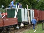 Mitglieder des Vereines Prignitzer Kleinbahnmuseum Lindenberg e.V. beim Aufarbeiten eines Pollo Gterwagens.