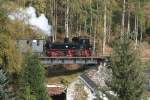 Am 03.und 04.10.09 fand das 3.WCd Schmalspurfestival auf der Museumsbahn Schnheide und dem Bahnhof Schnheide Sd statt.Hier dampft die Radebeuler Gastlok 99 564 talwrts nach Sttzengrn.