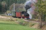 Am 03.und 04.10.09 fand das 3.WCd Schmalspurfestival auf der Museumsbahn Schnheide und dem Bahnhof Schnheide Sd statt.Hier schnauft 99 516 mit einem kurzen Gterzug bergwrts nach Schnheide.