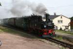 Am 03.und 04.10.09 fand das 3.WCd Schmalspurfestival auf der Museumsbahn Schnheide und dem Bahnhof Schnheide Sd statt.Hier fhrt die Radebeuler 99 564 mit ihren Personenzug in Schnheide ein.