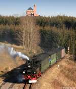 Schmalspurdampf im Erzgebirge: 99 582 ist am 18.02.07 mit ihrem Zug zwischen Sttzengrn und Neuheide unterwegs, im Hintergrund die Brstenfabrik.