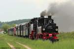 99 788 und 99 608 bei der Ausfahrt von Maselheim. chsle Schmalspurbahn am 19.5.2012.