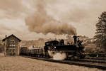 Die Dampflokomotive 99 542 bei der Abfahrt vom Bahnhof in Steinbach.