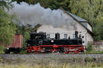 Die Dampflokomotive 99 1594-3 war Ende September 2020 auf Höhe der Haltestelle Forellenhof mit einem Güterzug unterwegs.
