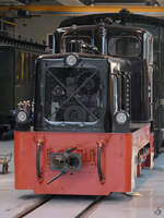 Die Diesellokomotive 199 009-2 war Ende September 2020 in der Fahrzeughalle der Preßnitztalbahn in Jöhstadt abgestellt.