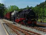 Nachdem sie 2006 aus dem Exil in ihre schsische Heimat zurckgekehrt ist, steht die 99 781 im Sommer des selben Jahres mit einem beladenen Rollwagenzug im Bahnhof Steinbach.