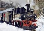 BR 99 1542 am Haltepunkt Schmalzgrube. Die Schranken Richtung Jhstadt waren schon unten und der Zug setzte sich alsbald in Bewegung. Februar 2005