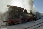 Schmalspurwinter im Pressnitztal: Der warme Abdampf aus den Heizleitungen umwabbert den Zug im Bf Jhstadt und taucht Lok und Wagen in eine traumhafte Atmosphre.