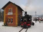 Preßnitztalbahn 99 1590-1 am 28.12.2014 beim Wasserfassen in Steinbach bei Jöhstadt.