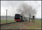 994802 mit Personenzug nach Göhren ist hier am 2.3.2017 um 14.11 Uhr zwischen Putbus und Beuchow unterwegs.